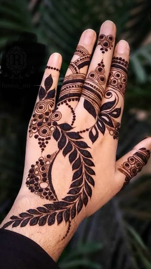 Classic Arabic Mehndi with Leafy Vines